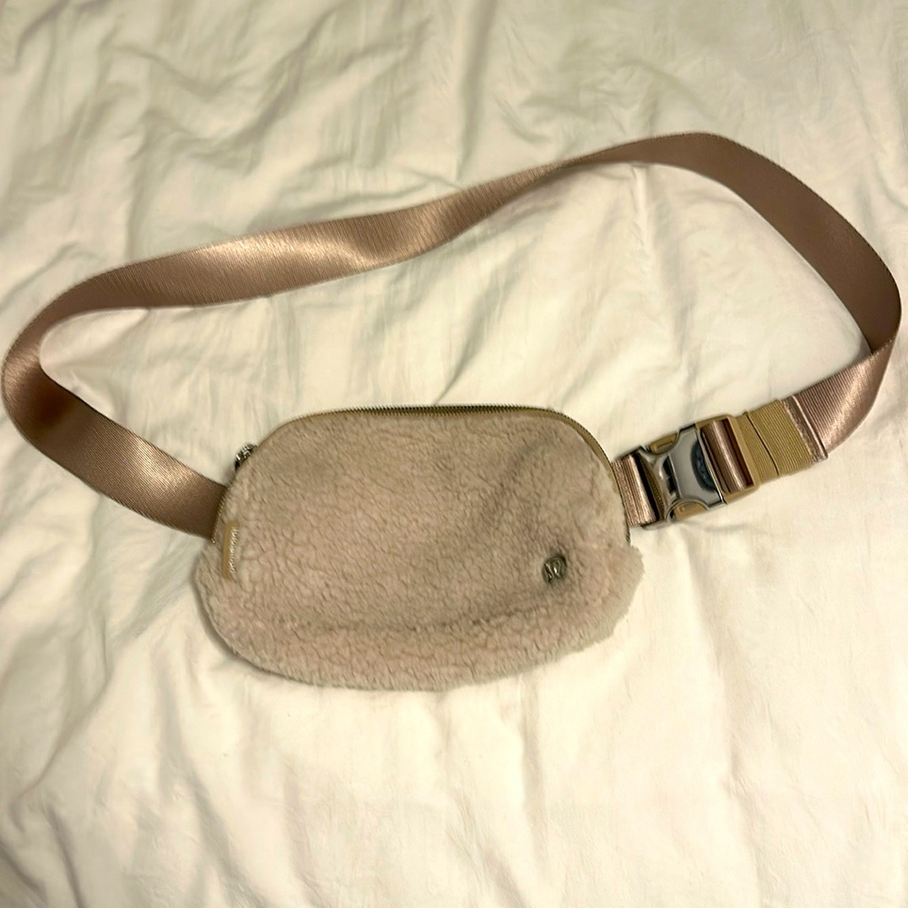 Lululemon Everywhere Belt Bag Sherpa Fleece Ivory